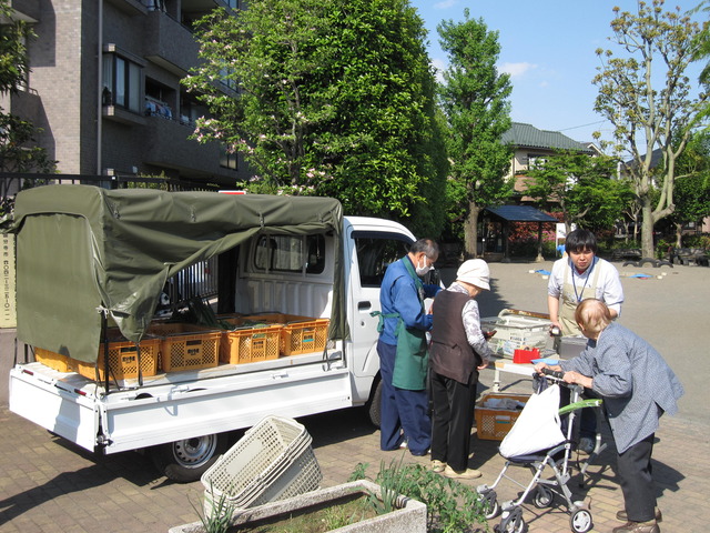 本多わかば公園での地場産野菜の出張販売