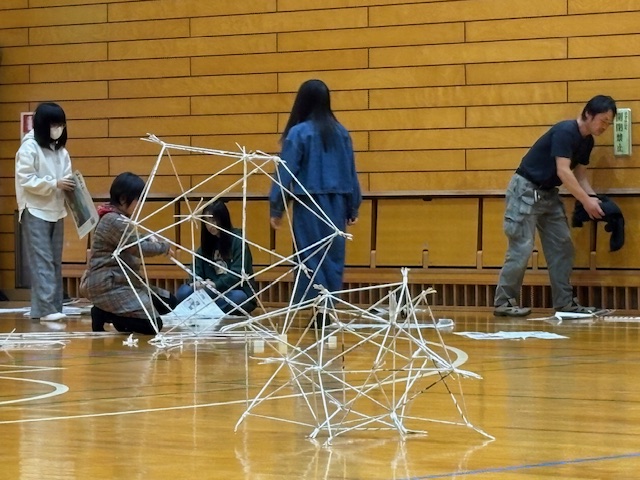 青少年地域リーダー講習会閉講式でみんなの力を合わせて新聞紙タワーを作成