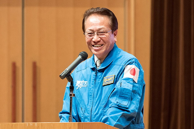 宇宙服を着た市長の様子