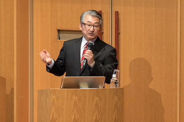 スクリーンで説明する寺門氏