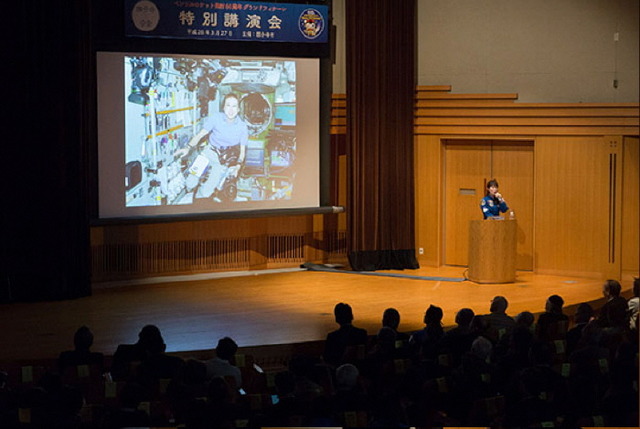 登壇する山崎宇宙飛行士