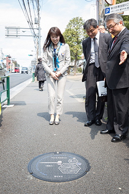 ペンシルロケットマンホールと山崎宇宙飛行士