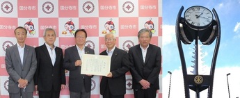 左から髙橋正典さん、関口英朗さん、市長、飯沼克美さん、濱仲幸弘さん、時計塔